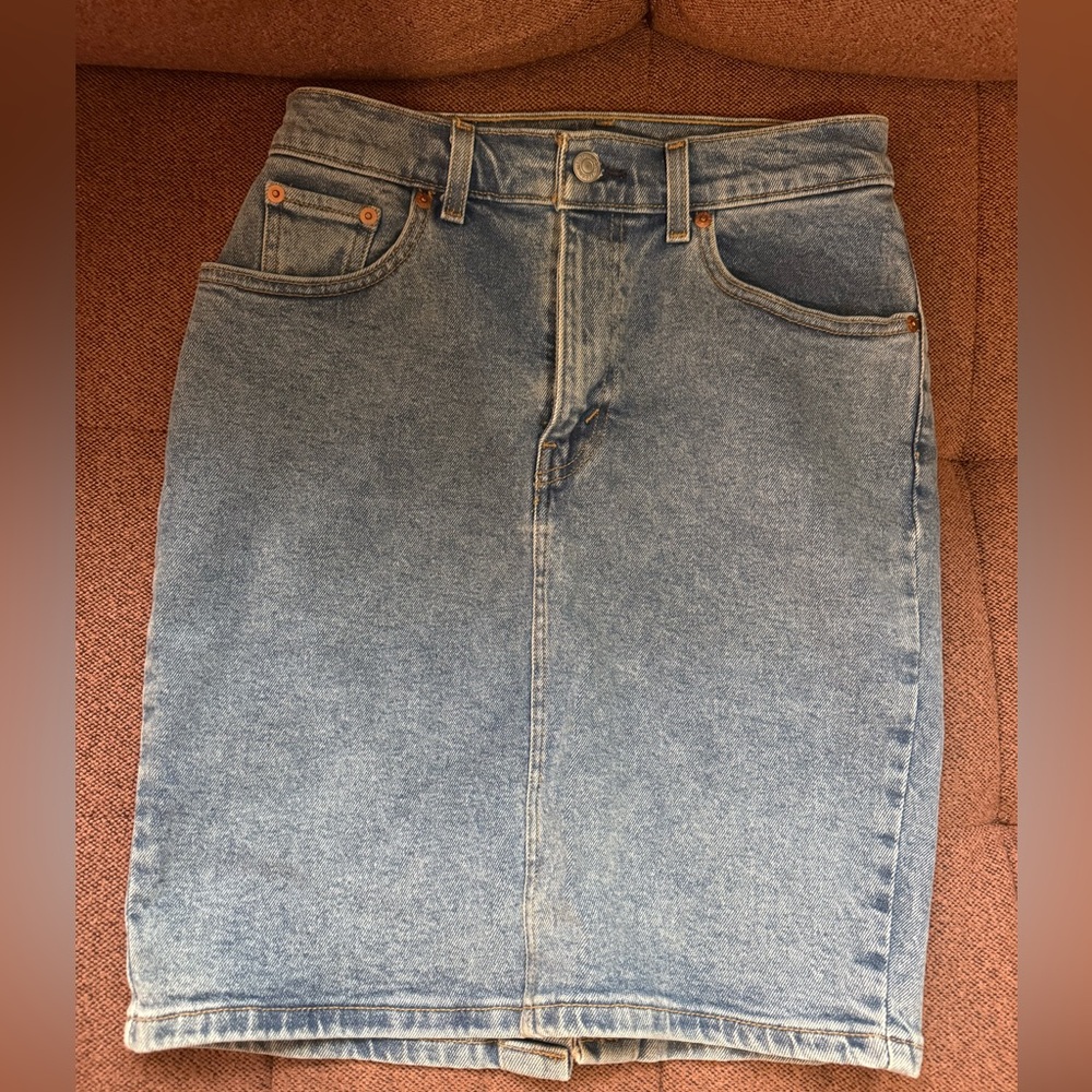 Levi’s Core Denim Skirt in Mid Race Sz 26